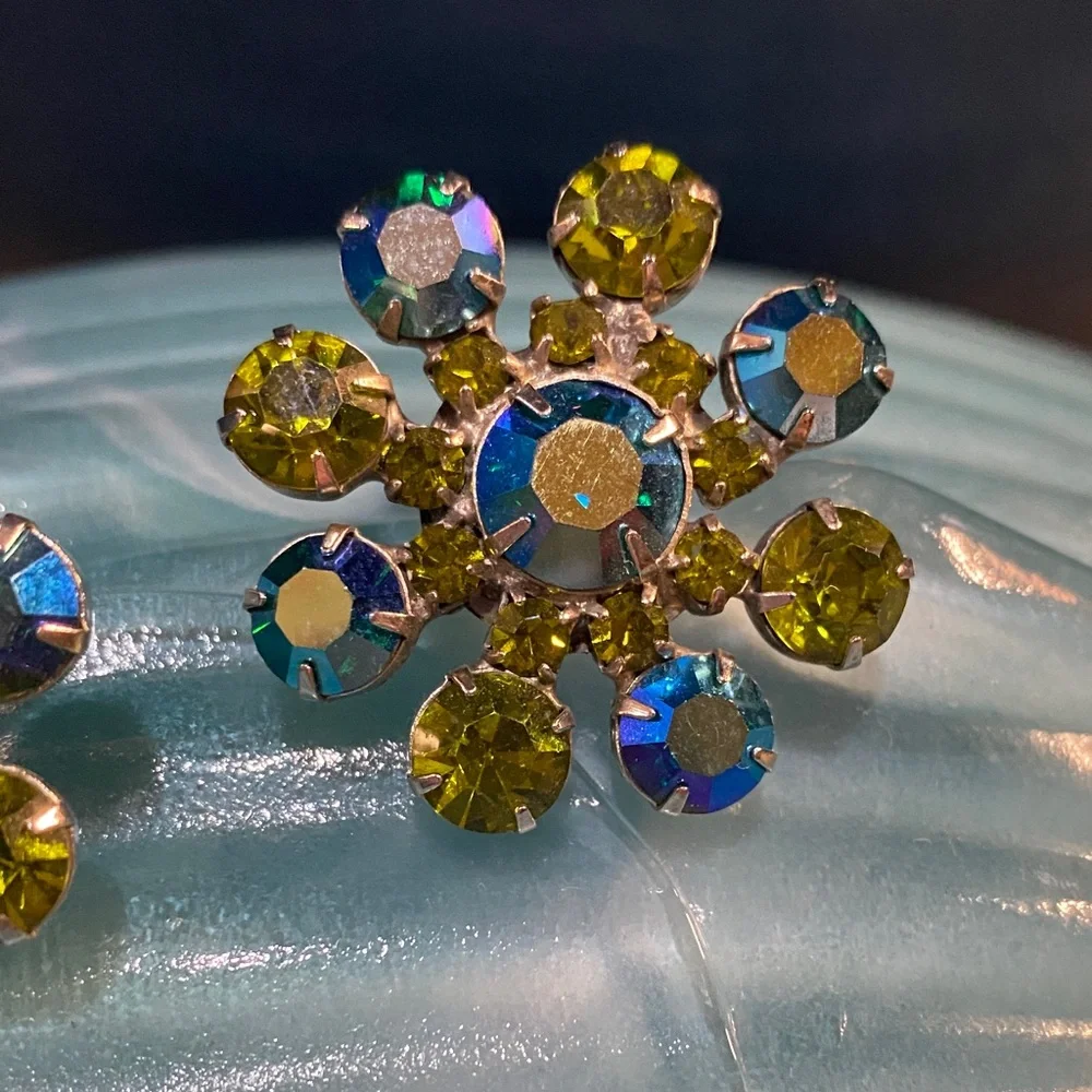 Elegant Vintage Clip Earrings - Picture 3 of 8